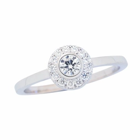 Bague en or blanc sertie de diamants.