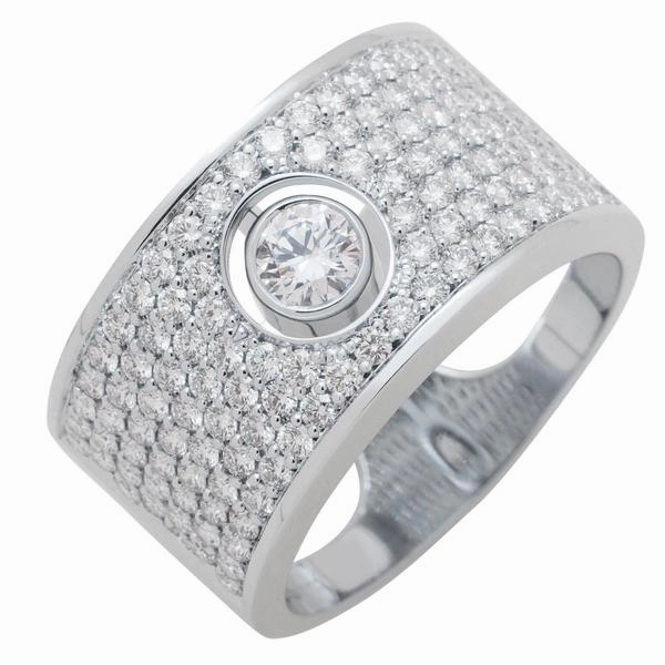 Bague en or blanc sertie de diamants.