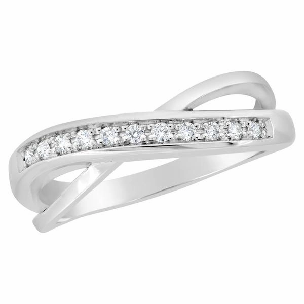 Bague en or blanc sertie de diamants.