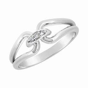 Bague en or blanc sertie de diamants.