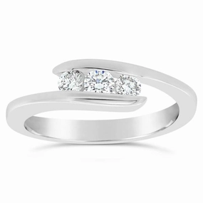 Bague en or blanc sertie de diamants.