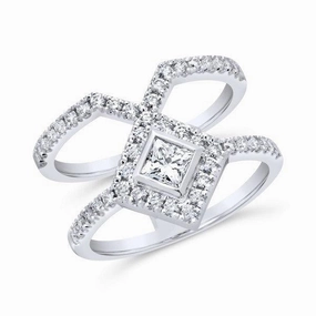 Bague en or blanc sertie de diamants.