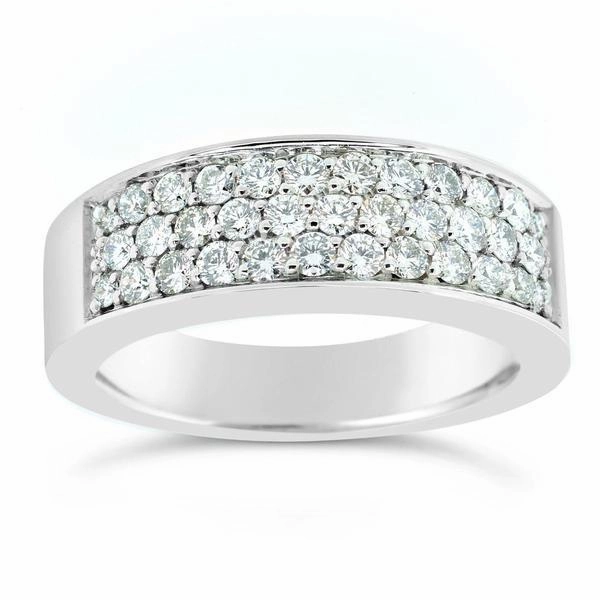 Bague en or blanc sertie de diamants.