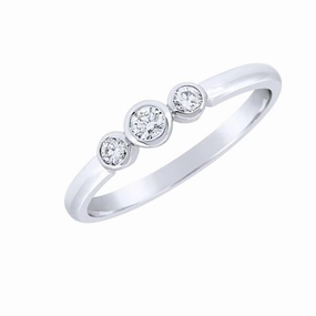 Bague en or blanc sertie de diamants.