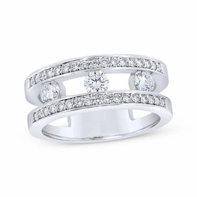 Bague en or blanc sertie de diamants.