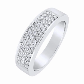 Bague en or blanc sertie de diamants.