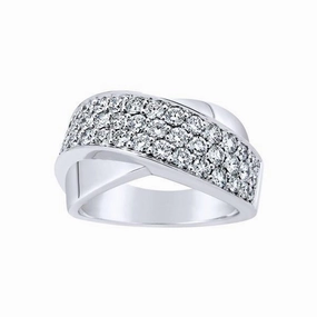 Bague en or blanc sertie de diamants.
