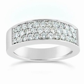 Bague en or blanc sertie de diamants.