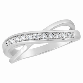 Bague en or blanc sertie de diamants.