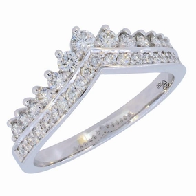 Bague en or blanc sertie de diamants.