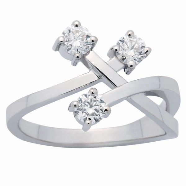 Bague en or blanc sertie de diamants.