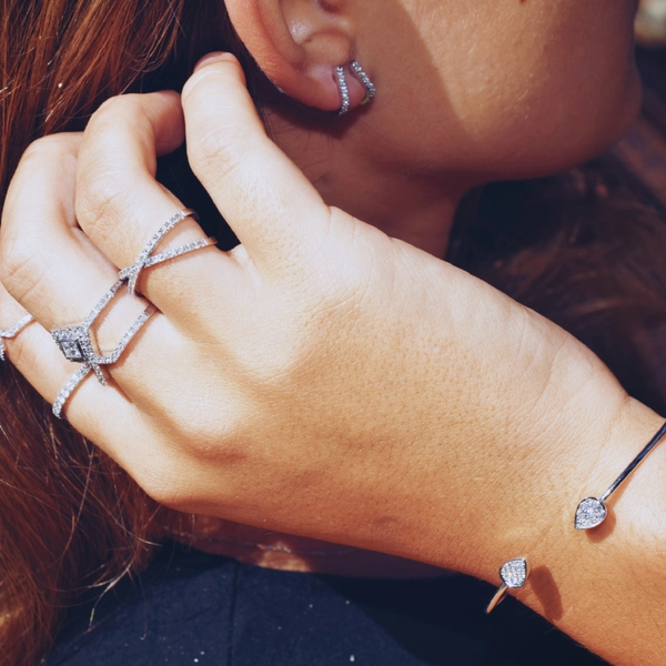 Bague en or blanc sertie de diamants.