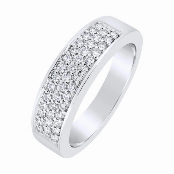 Bague en or blanc sertie de diamants.