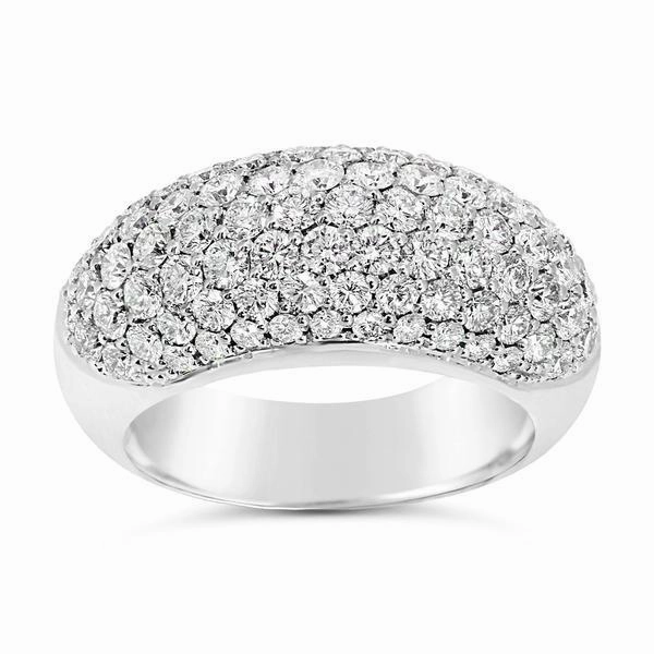 Bague en or blanc sertie de diamants..