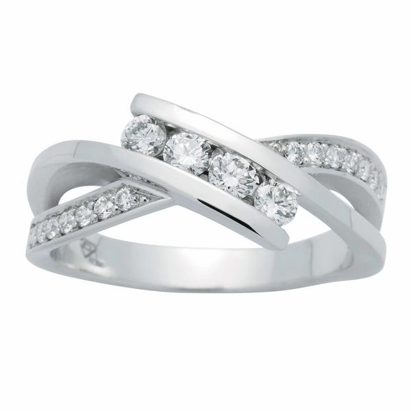 Bague en or blanc sertie de diamants.
