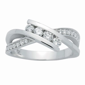 Bague en or blanc sertie de diamants.