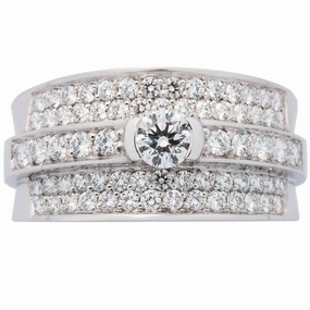 Bague en or blanc sertie de diamants.