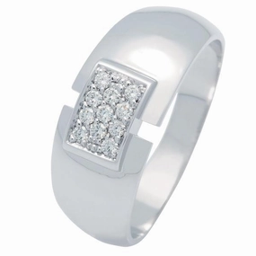 Bague en or blanc sertie de diamants.