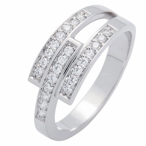 Bague en or blanc sertie de diamants.