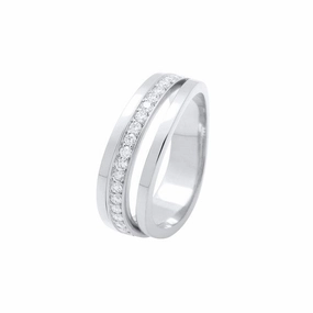 Bague en or blanc sertie de diamants.