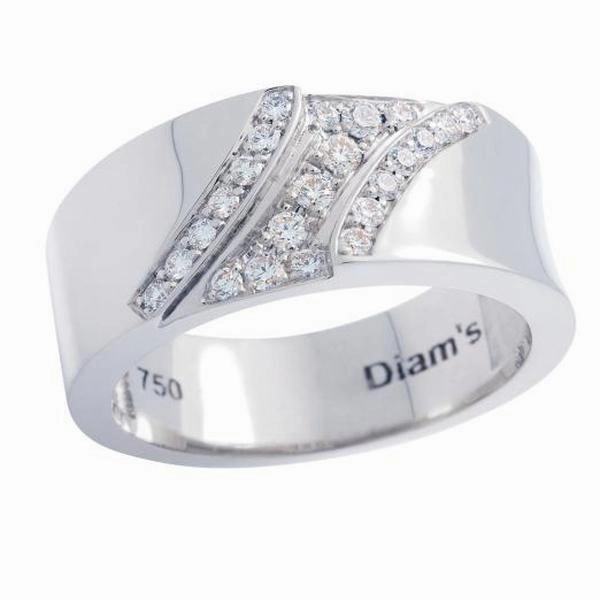 bague en or blanc sertie de diamants.
