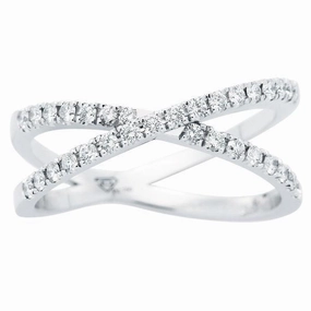 Bague en or blanc sertie de diamants.