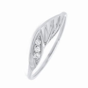 Bague en or blanc sertie de diamants.
