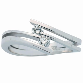 Bague en or blanc sertie de diamants.