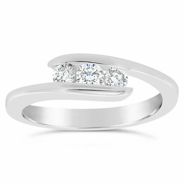 Bague en or blanc sertie de diamants.