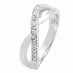 Bague en or blanc sertie de diamants.