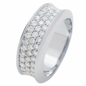 Bague en or blanc sertie de diamants.
