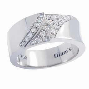 bague en or blanc sertie de diamants.