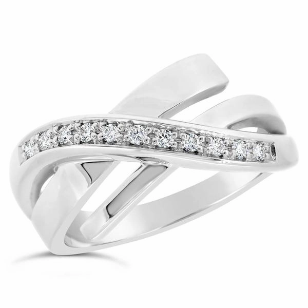 Bague en or blanc sertie de diamants.