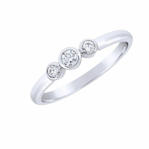 Bague en or blanc sertie de diamants.
