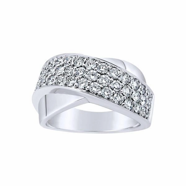 Bague en or blanc sertie de diamants.