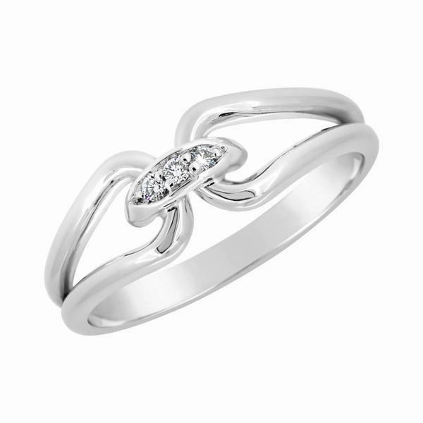 Bague en or blanc sertie de diamants.