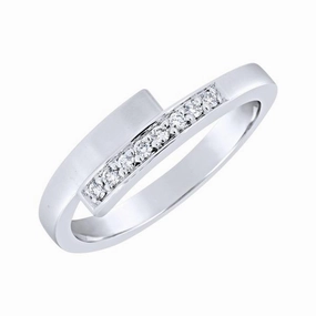 Bague en or blanc sertie de diamants.
