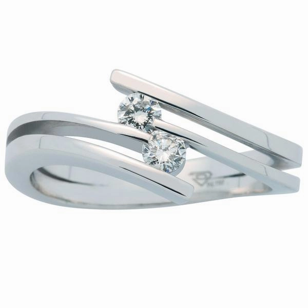 Bague en or blanc sertie de diamants.