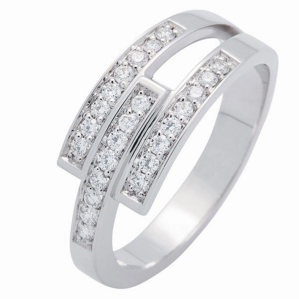 Bague en or blanc sertie de diamants.