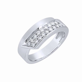 Bague en or blanc sertie de diamants.