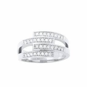 Bague en or blanc sertie de diamants.