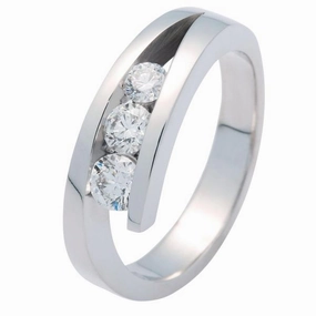 Bague en or blanc sertie de diamants.