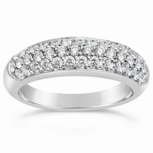 Bague en or blanc sertie de diamants.