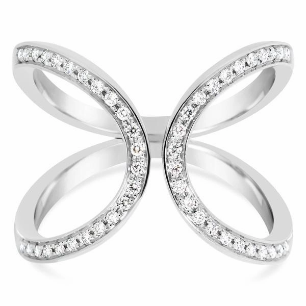 Bague en or blanc sertie de diamants.
