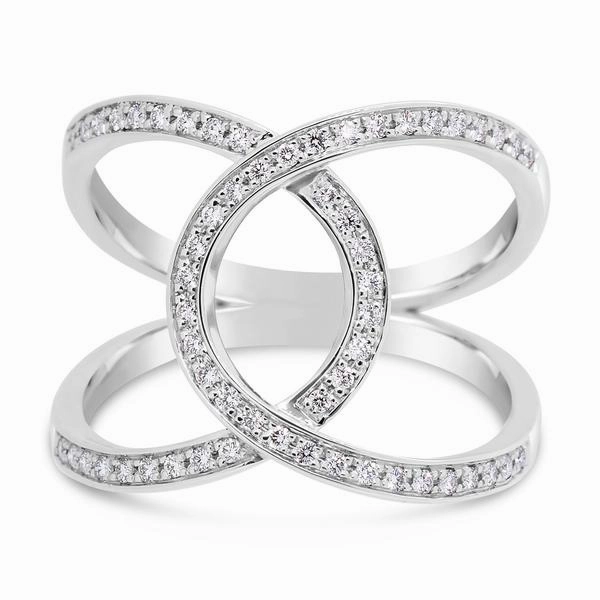 Bague en or blanc sertie de diamants.