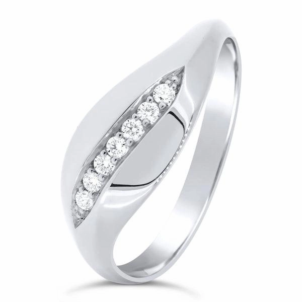 Bague en or blanc sertie de diamants.