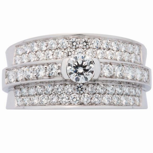 Bague en or blanc sertie de diamants.