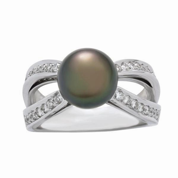 Bague en or blanc sertie de diamants et perle de Tahiti.
