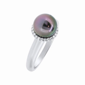 Bague en or blanc sertie de diamants et perle de Tahiti.
