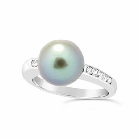 Bague en or blanc sertie de diamants et perle de Tahiti.